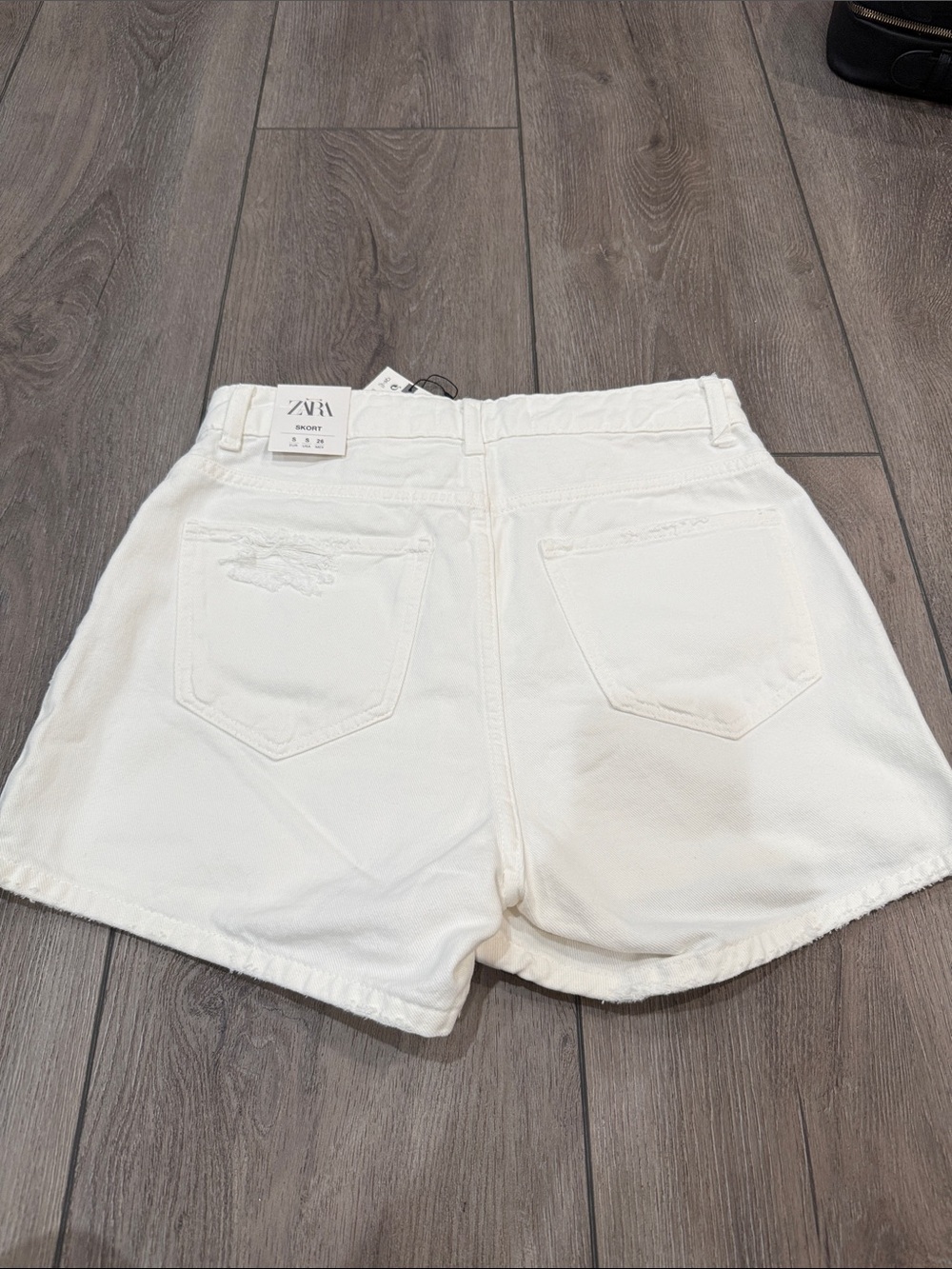Women’s White Button-Front Denim Skort - Picture 2 of 2